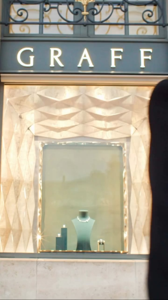 251030 تحديث سانا على الانستقرام - "لقد بدأ الفصل الثاني من GRAFF x SANA في باريس. ذهبت إلى صالون في باريس مرتدية مجموعة الفراشات الشهيرة من Graff 🩶"