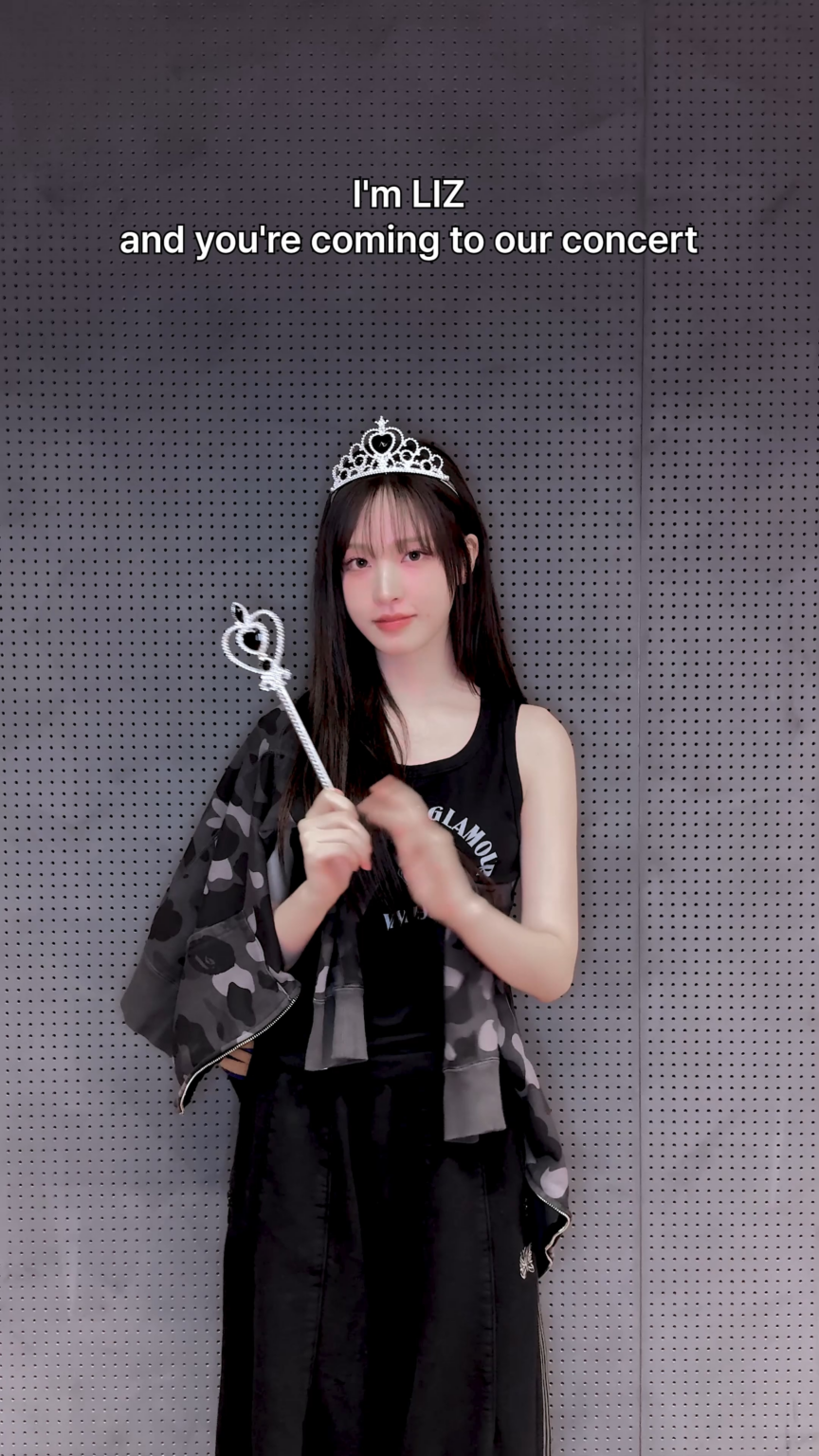 251028 تحديث IVE الرسمي على TikTok مع Liz - جولة IVE العالمية  D-3 🩶 🪄･ﾟ✧*:･ﾟ✧