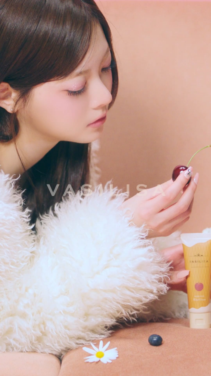 251002 Hong Eunchae - Vasilisa Hand Cream CF
