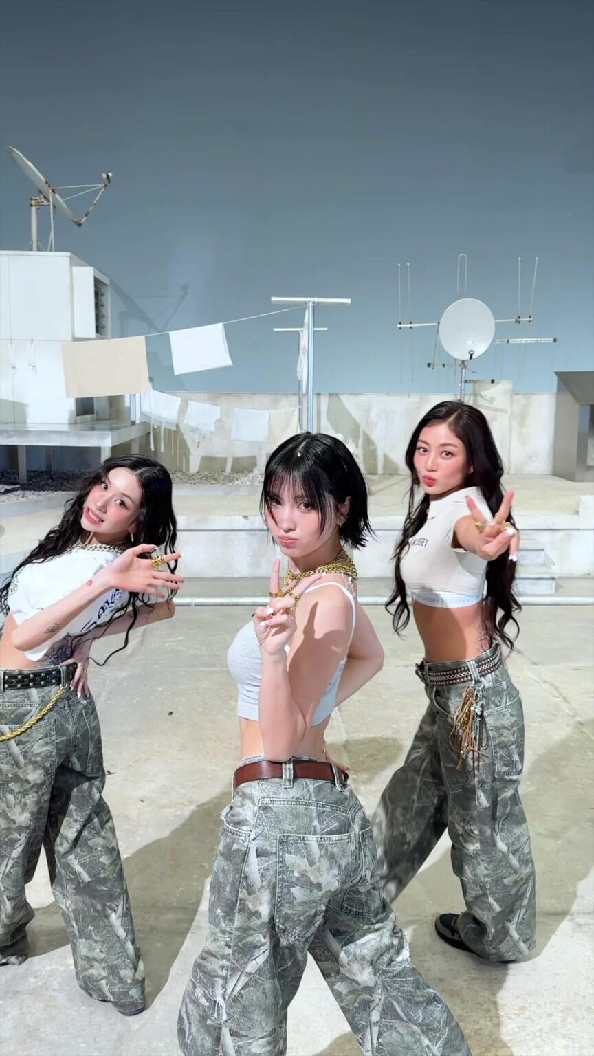 يا رفاق ، هل يعرف أي منكم أي أحذية ترتديها الفتيات في هذا tiktok؟