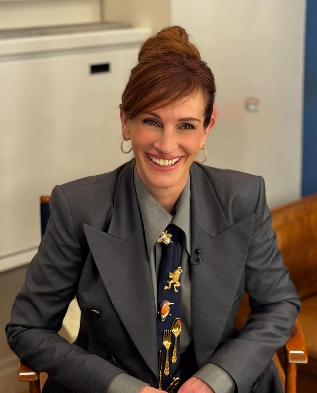 جوليا روبرتس بالبدلة الرمادية بلمسة عصرية (انستغرام)