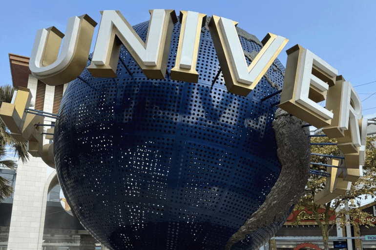 أسبوع في سنغافورة.. برنامج ترفيهي متكامل رغم صغر مساحتها، تقف سنغافورة كأيقونة آسيوية تجمع بين الحداثة والطبيعة والثقافة. إنّها المدينة التي تلتقي فيها ناطحات السحاب بالغابات المطيرة، وتتمازج فيها التكنولوجيا مع الروح الآسيوية التقليدية. لذلك، فهي من الوجهات الأكثر إبهارًا للسائح العربي الباحث عن رحلة متكاملة تجمع بين الترفيه والتسوّق، والهدوء العائلي والمغامرات الليلية. إذا رغبتم في الاطلاع على معلومات أكثر شمولية عن البلد بحد ذاتها مثل (الطقس/الطبيعة والجغرافيا/التأشيرات/المطاعم..) فيمكنكم قراءة هذه المادة بالضغط على الرابط التالي: /travel/2025/6/14/singapore-travel