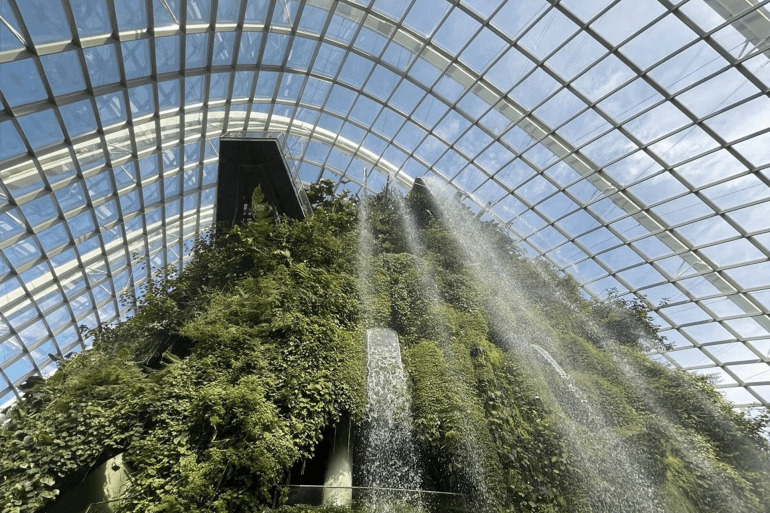 أسبوع في سنغافورة.. برنامج ترفيهي متكامل رغم صغر مساحتها، تقف سنغافورة كأيقونة آسيوية تجمع بين الحداثة والطبيعة والثقافة. إنّها المدينة التي تلتقي فيها ناطحات السحاب بالغابات المطيرة، وتتمازج فيها التكنولوجيا مع الروح الآسيوية التقليدية. لذلك، فهي من الوجهات الأكثر إبهارًا للسائح العربي الباحث عن رحلة متكاملة تجمع بين الترفيه والتسوّق، والهدوء العائلي والمغامرات الليلية. إذا رغبتم في الاطلاع على معلومات أكثر شمولية عن البلد بحد ذاتها مثل (الطقس/الطبيعة والجغرافيا/التأشيرات/المطاعم..) فيمكنكم قراءة هذه المادة بالضغط على الرابط التالي: /travel/2025/6/14/singapore-travel