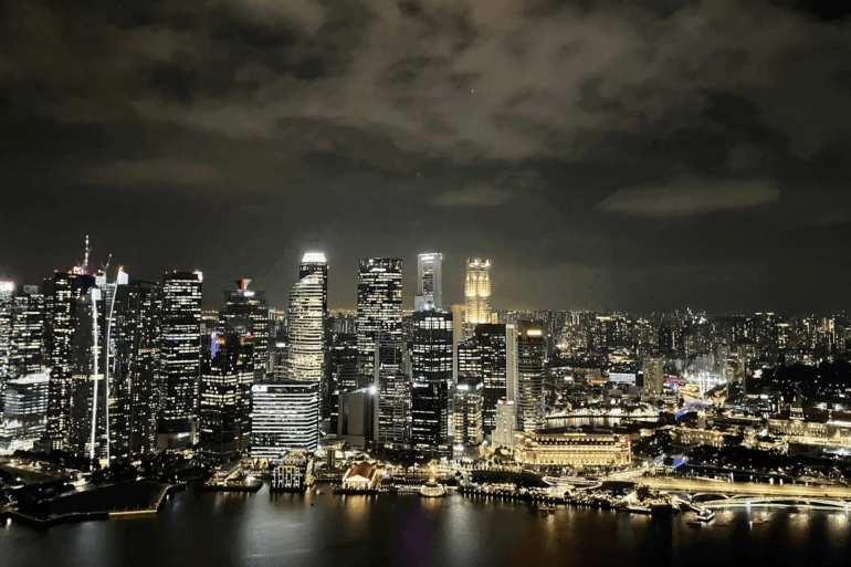 أسبوع في سنغافورة.. برنامج ترفيهي متكامل رغم صغر مساحتها، تقف سنغافورة كأيقونة آسيوية تجمع بين الحداثة والطبيعة والثقافة. إنّها المدينة التي تلتقي فيها ناطحات السحاب بالغابات المطيرة، وتتمازج فيها التكنولوجيا مع الروح الآسيوية التقليدية. لذلك، فهي من الوجهات الأكثر إبهارًا للسائح العربي الباحث عن رحلة متكاملة تجمع بين الترفيه والتسوّق، والهدوء العائلي والمغامرات الليلية. إذا رغبتم في الاطلاع على معلومات أكثر شمولية عن البلد بحد ذاتها مثل (الطقس/الطبيعة والجغرافيا/التأشيرات/المطاعم..) فيمكنكم قراءة هذه المادة بالضغط على الرابط التالي: /travel/2025/6/14/singapore-travel