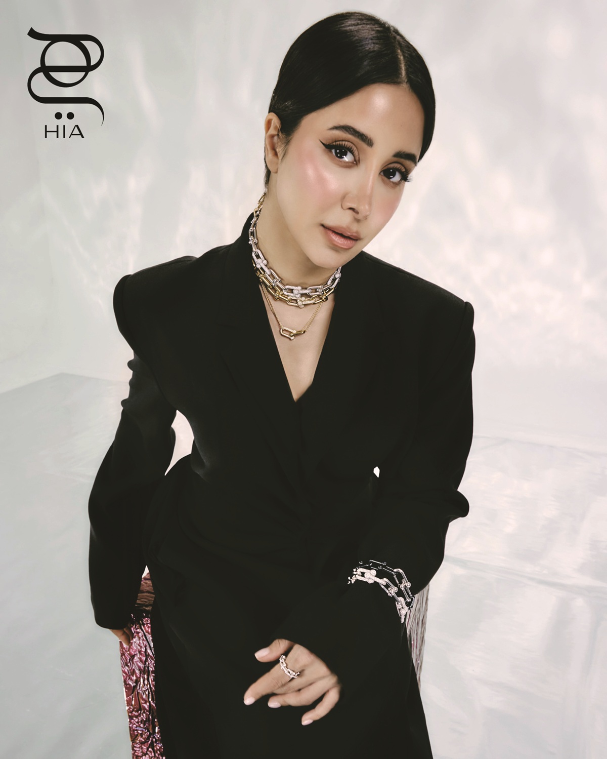 من مجموعة TIFFANY HARDWEAR عقود بالذهب الأصفر والأبيض، قلادة وأساور بالذهب الأبيض والبلاتين، وخاتم صغير بالذهب الأبيض والماس جميعها من "تيفاني أند كو" .TIFFANY & CO.  فستان من "نون باي نور" Noon By Noor