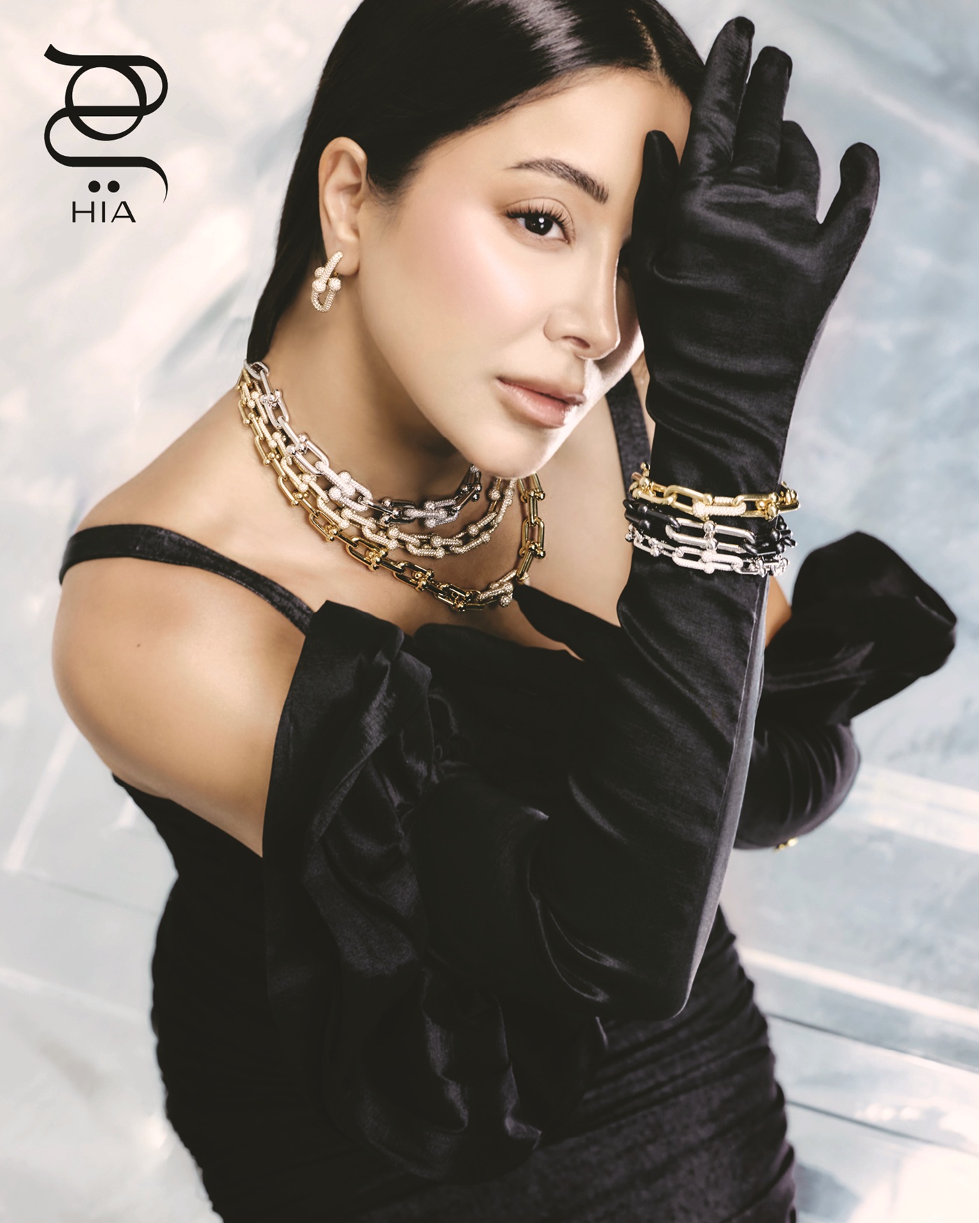 من مجموعة TIFFANY HARDWEAR أقراط أذن وعقود بالذهب الأبيض والأصفر، وأساور بالذهب الأبيض والأصفر والتيتانيوم والماس جميعها من "تيفاني أند كو" .TIFFANY & CO.  فستان وقفازات من "أونوري" Onori حذاء من "فندي" Fendi
