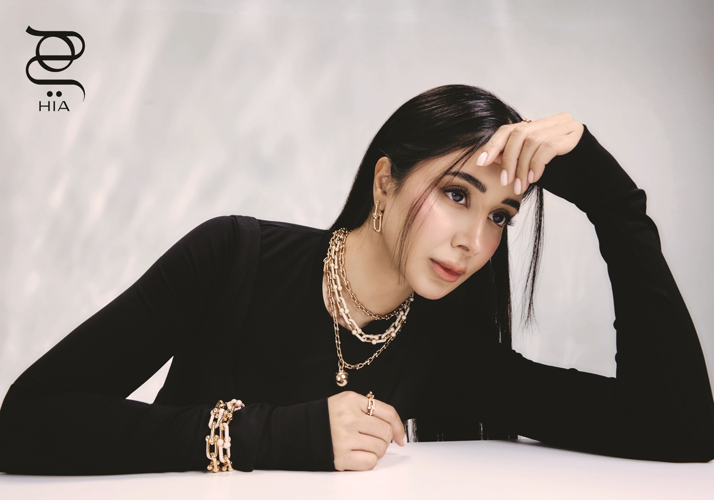 من مجموعة TIFFANY HARDWEAR عقود بالذهب الأصفر والأبيض، قلادة وأساور بالذهب الأبيض والبلاتين، وخاتم صغير بالذهب الأبيض والماس جميعها من "تيفاني أند كو" .TIFFANY & CO.  فستان من "نون باي نور" Noon By Noor