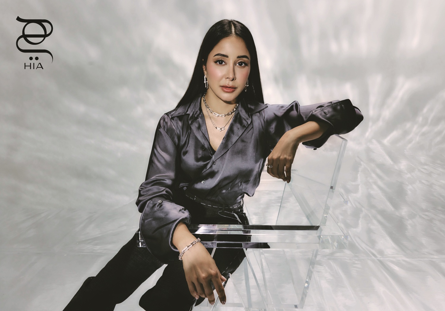 من مجموعة TIFFANY HARDWEAR أقراط أذن وعقد وقلادة وخواتم بالذهب الأبيض والماس جميعها من "تيفاني أند كو" .TIFFANY & CO.  طقم مؤلف من قميص وسروال من "موسكينو" Moschino لدى "هارفي نيكولز" Harvey Nichols