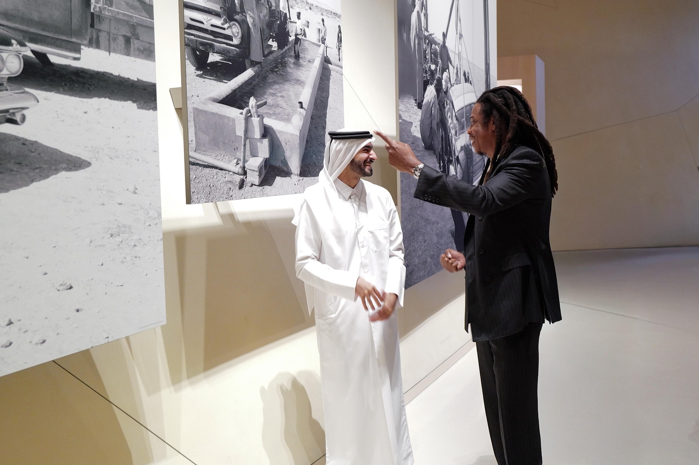 جاي زي خلال زيارته المتحف الوطني في قطر (إنستغرام)