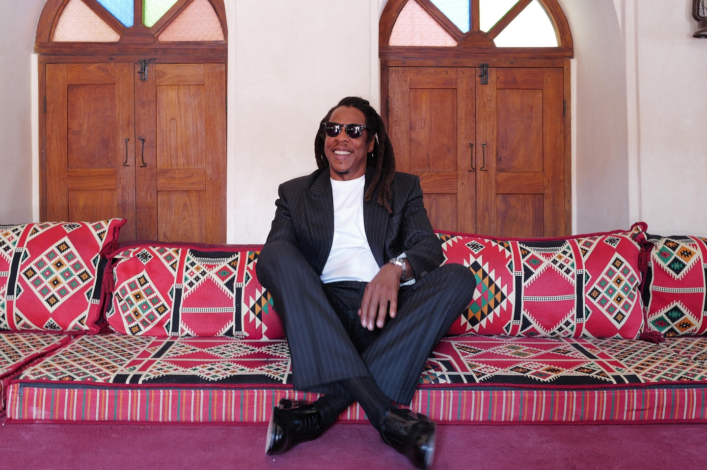 جاي زي خلال زيارته المتحف الوطني في قطر (إنستغرام)