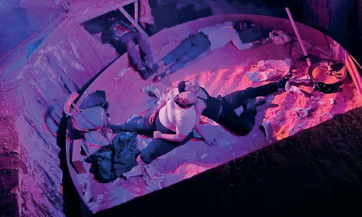 العرض المسرحي «الحُفرة»... هل يرثي حال الصهاينة أم العرب؟