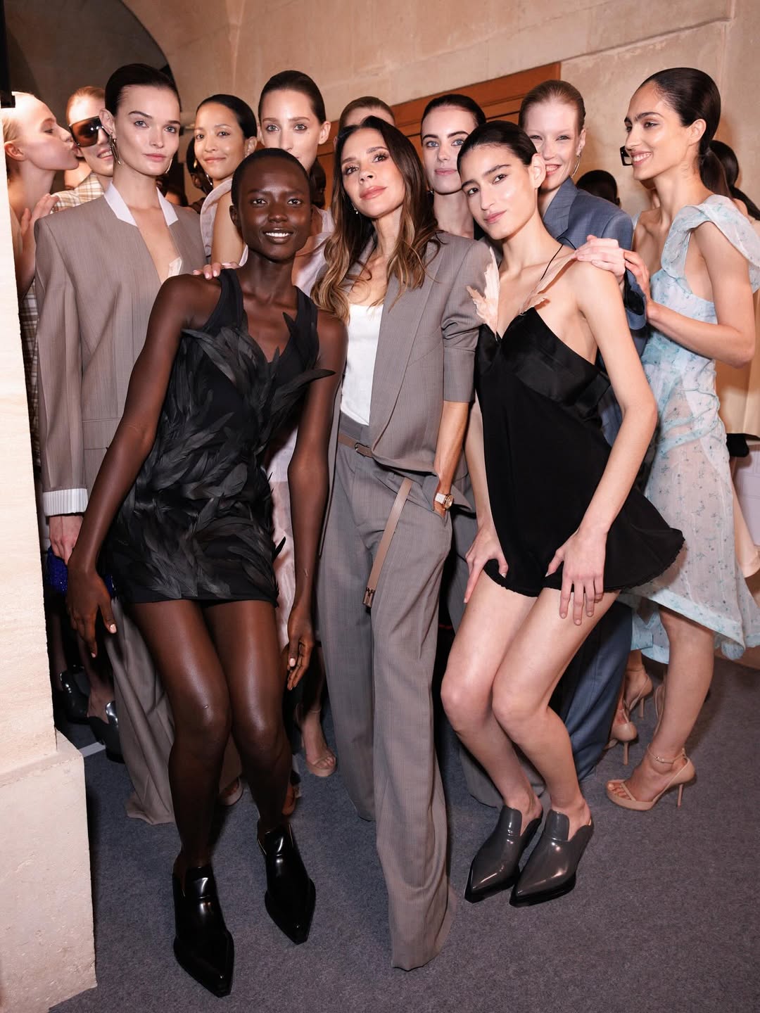 فيكتوريا بيكهام مع عارضات الازياء لمجموعتها (انستغرام)