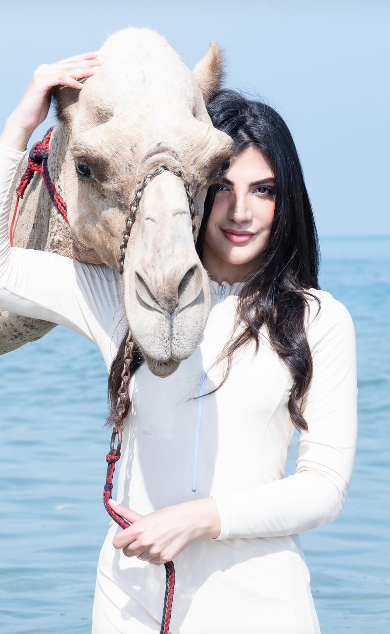 مريم محمد أوّل إماراتية تنال لقب ملكة جمال الكون الإمارات 2025.