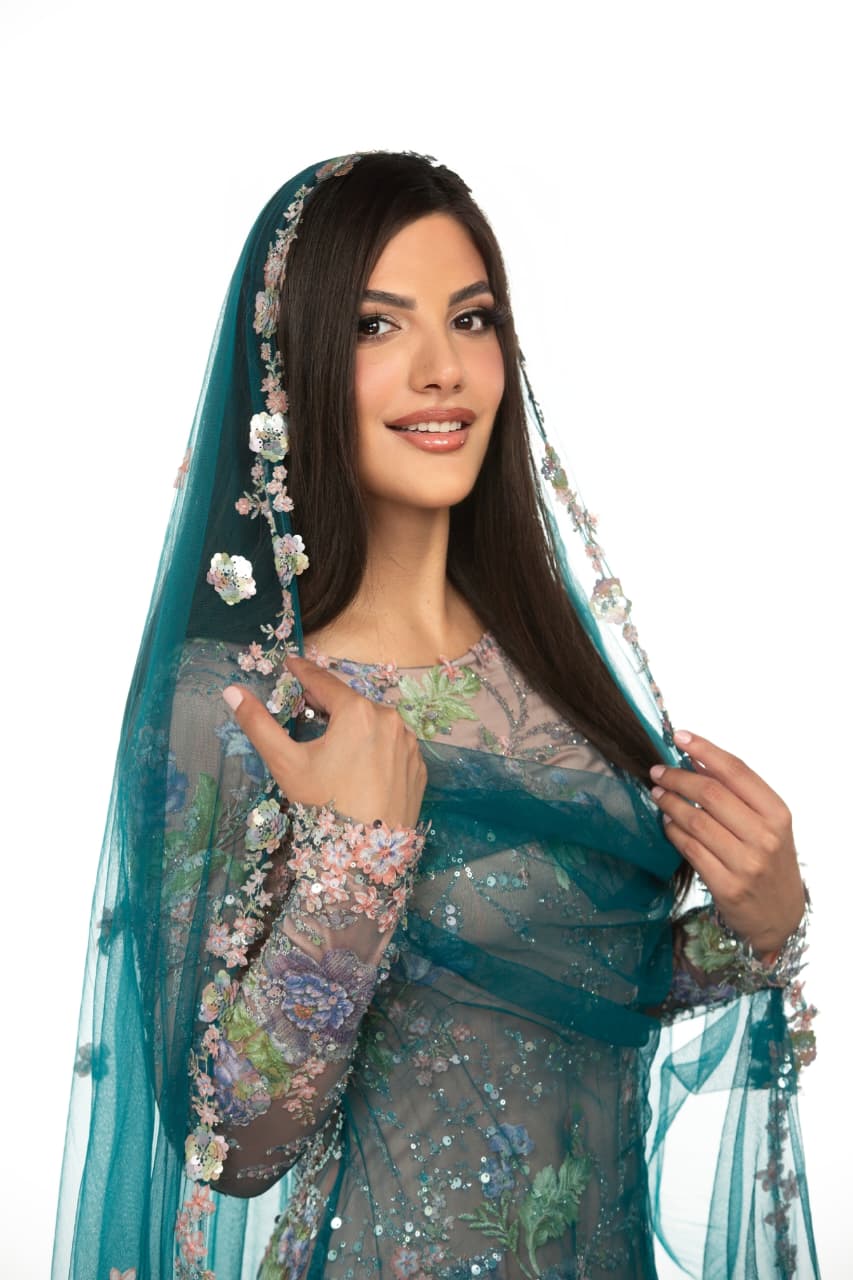 مريم محمد أوّل إماراتية تنال لقب ملكة جمال الكون الإمارات 2025.