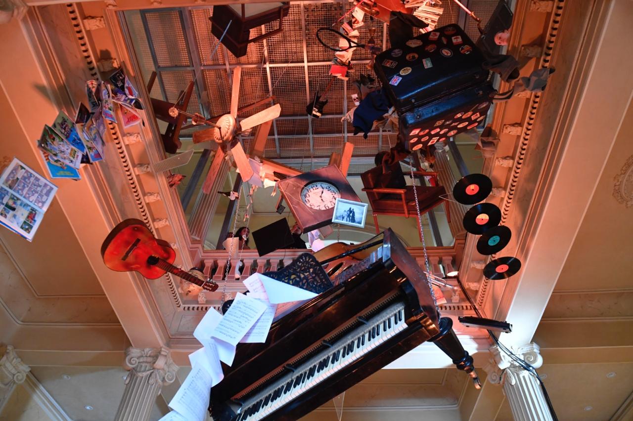 عمل خالد مزنّر When Gravity Was No More في فيلا عودة (تصوير: حسام شبارو).