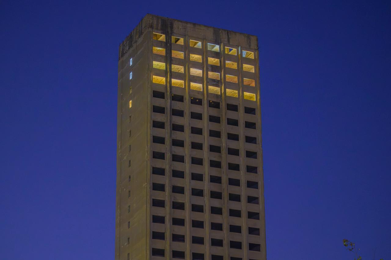 توافد الزوار إلى برج المرّ الذي تحوّل إلى مساحة نابضة بالفن والإبداع ضمن معرض 