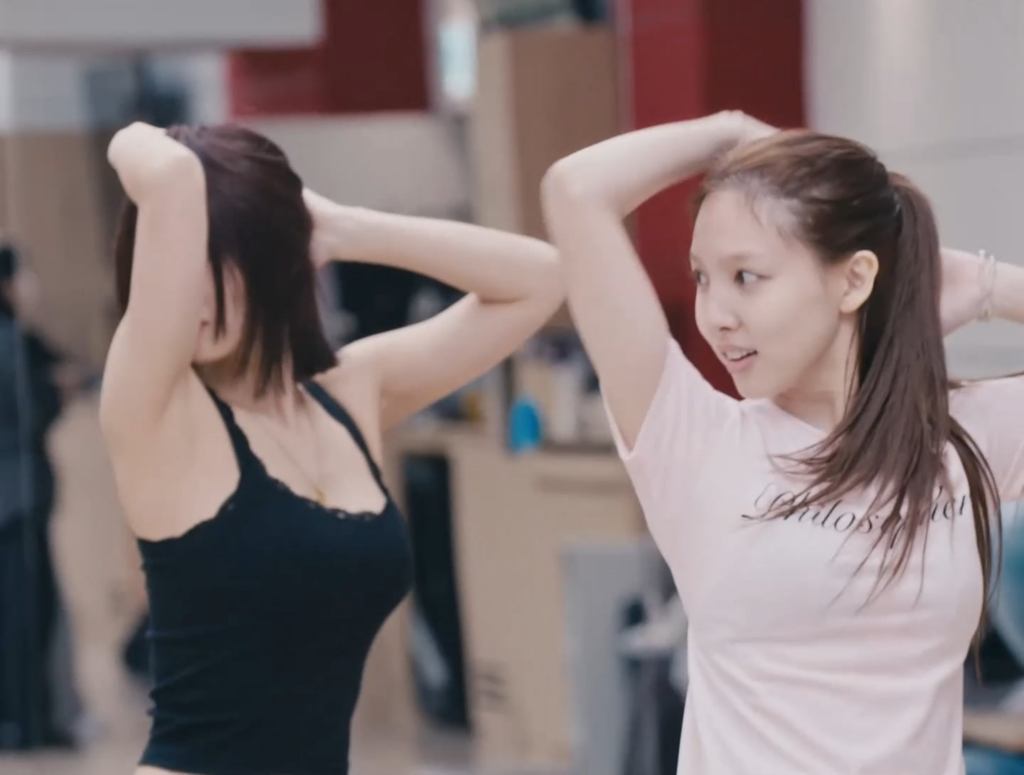 251003 - نايون ومومو يتعلمان استراحة الرقص لولابالوزا