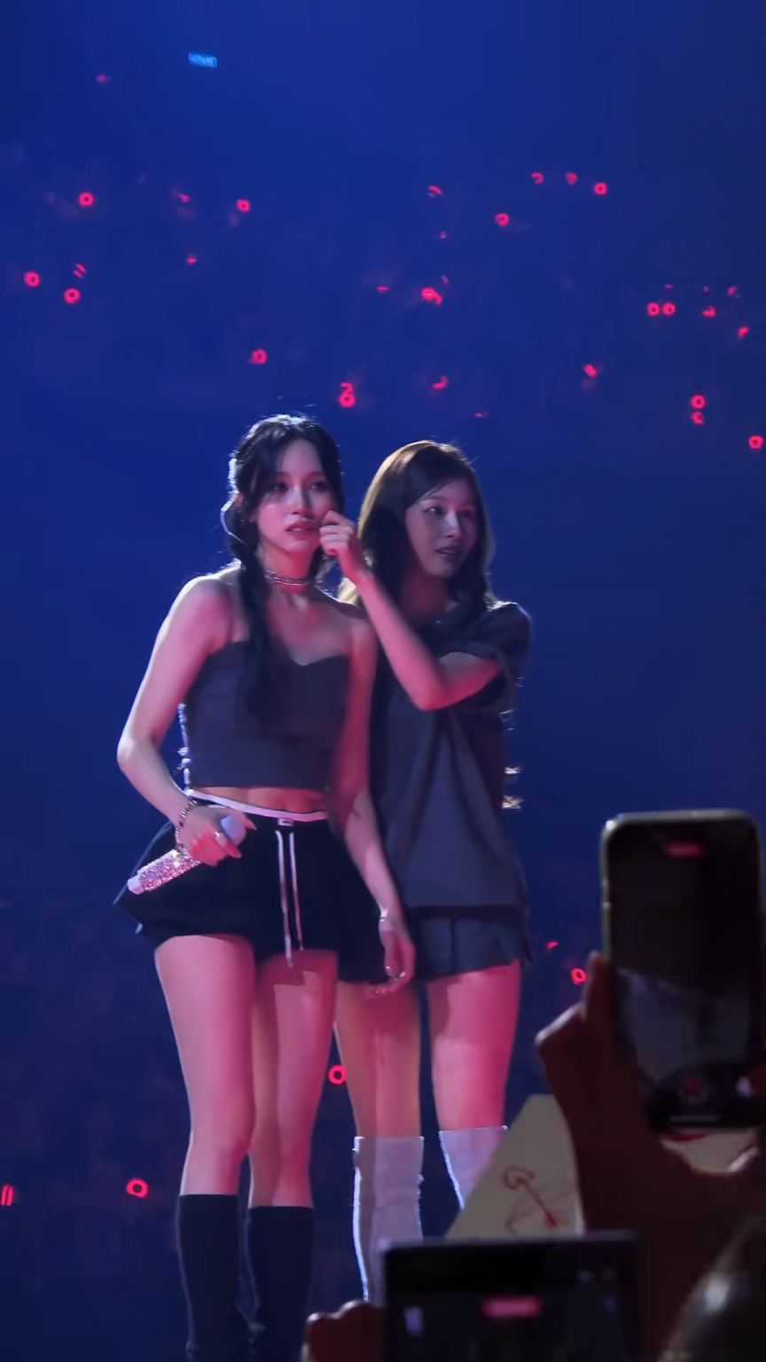 250927 - سانا تقرص خد مينا وتركها مرتبكًا جدًا