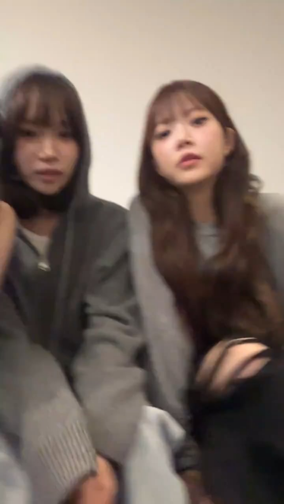 251004 le sserafim tiktok update with Kim Chaewon و Huh Yunjin و Hong Eunchae - 𝑗𝑢𝑠𝑡 𝑢𝑠 ℎ𝑒𝑟𝑒
