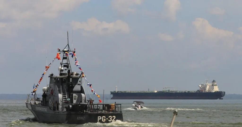 واشنطن ترسل سفناً عسكرية قرب سواحل فنزويلا.. وكراكاس تندد واشنطن ترسل سفناً عسكرية قرب سواحل فنزويلا.. وكراكاس تندد