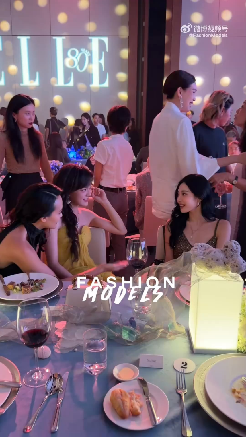 251028 - تحديث ويبو لعارضات الأزياء مع نينغ نينغ والممثلة وين تشي