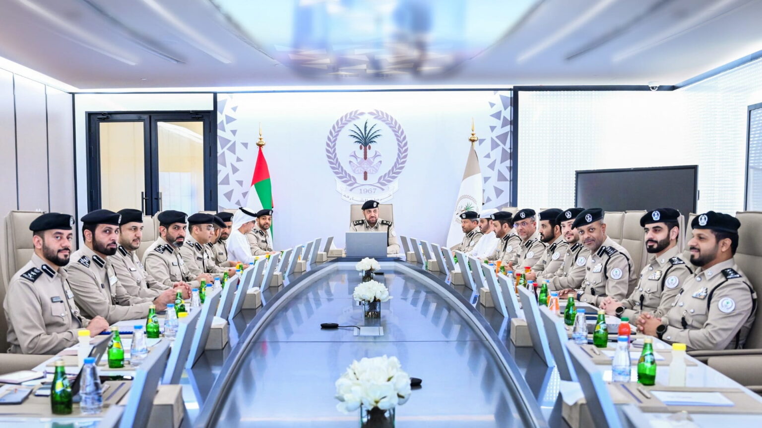 مجلس القيادة العليا لشرطة الشارقة يبحث تعزيز كفاءة الأداء الأمني مجلس القيادة العليا لشرطة الشارقة يبحث تعزيز كفاءة الأداء الأمني