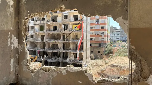 آثار القصف الإسرائيلي لا يزال حاضراً في الضاحية الجنوبية في بيروت.
