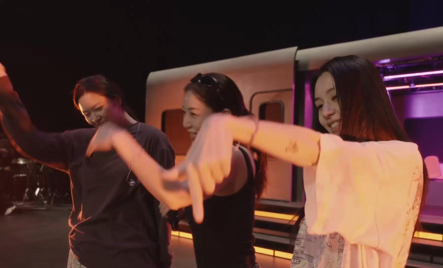 251003 - جونغيون، جيهيو وتشايونغ يختبرون أفكار مسرح "TAKEDOWN"