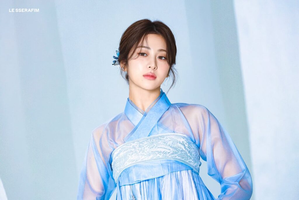 251007 Le Sserafim - Super Elle (October 2025 Issue Photo Sketch - Huh Yunjin & Kazuha)