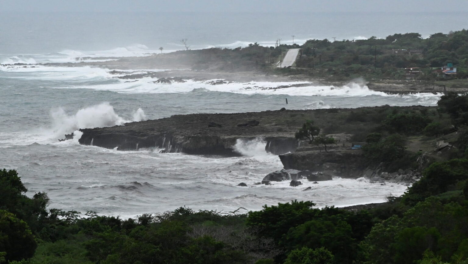الإعصار ميليسا يصل إلى جزر البهاما وأوامر بإجلاء السكان