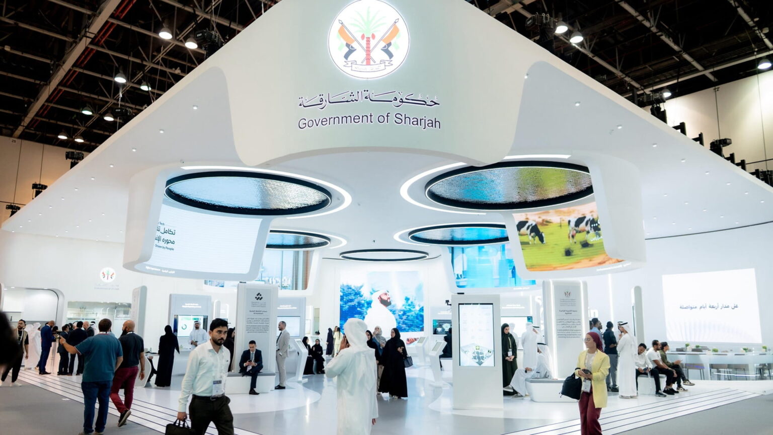 الشارقة تكرّس ريادتها الرقمية بـ31 ألف زائر و14 خدمة في جيتكس الشارقة تكرّس ريادتها الرقمية بـ31 ألف زائر و14 خدمة في جيتكس