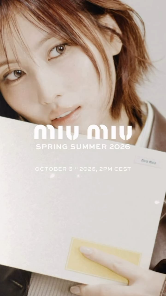 251005 Momo Instagram Update - "جاهز لـ MIU MIU Spring/Summer 2026 عرض الأزياء من Miuccia Prada. ترقبوا ومشاهدته على الهواء مباشرة على Miumiu Instagram غدًا في 6 أكتوبر في الساعة 2:00 مساءً CEST."