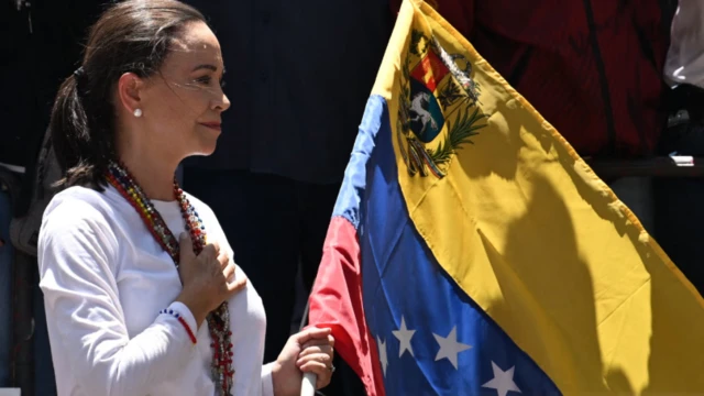 ماريا ماتشادو تتقلد عددا من عقود المسبحات في مسيرة بالعاصمة كاراكاس