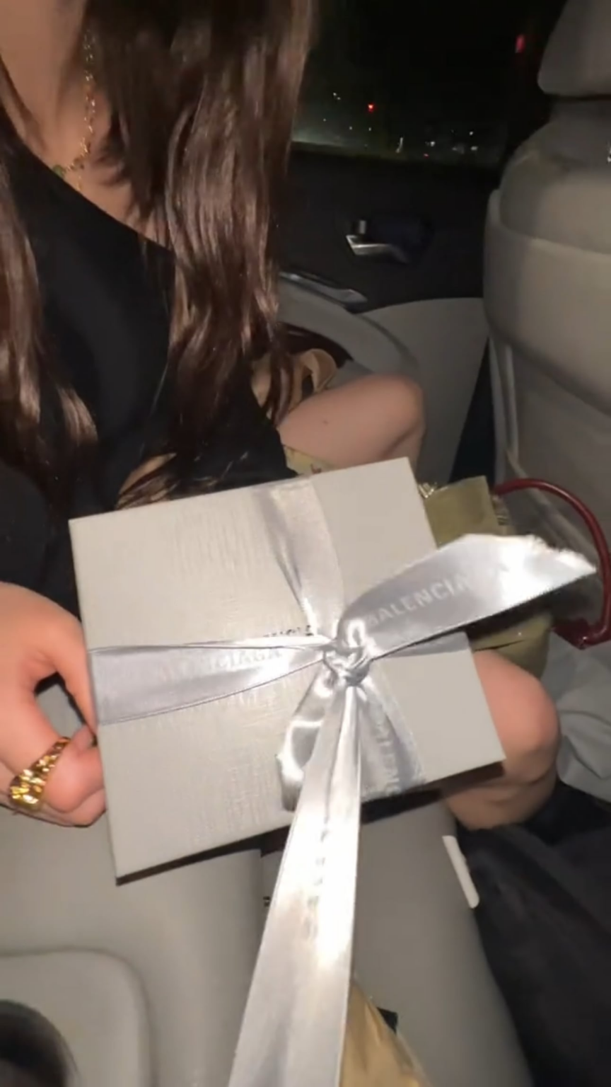 251008 Rachel Huh Tiktok Update مع Huh Yunjin - عيد ميلاد سعيد Jen 😁 شراء المصمم الأول 🤣