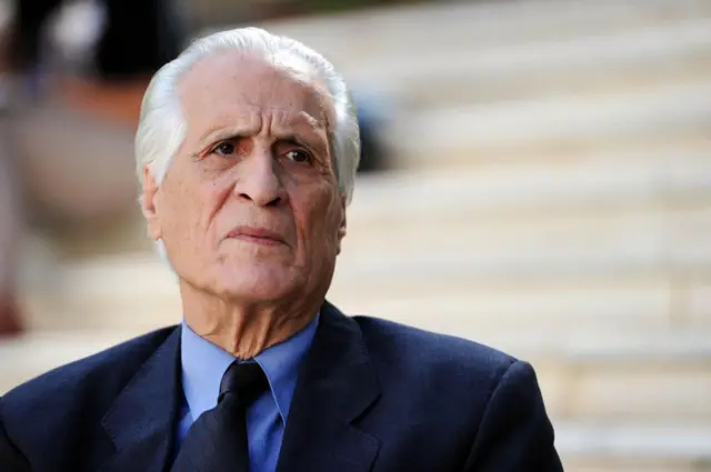 أحمد طالب الإبراهيمي، وزير الخارجية الجزائري الأسبق في عهد الرئيس الراحل الشاذلي بن جديد، يحضر جنازة بن جديد في قصر الشعب في الجزائر العاصمة بتاريخ 7 أكتوبر/تشرين الأول 2012.