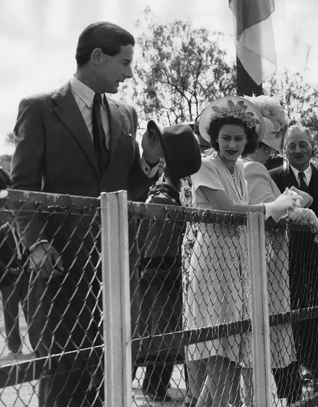 الأميرة مارغريت تقف إلى جانب بيتر تاونسند خلال جولة رسمية في جنوب إفريقيا عام 1947، حيث كان تاونسند يرافق العائلة المالكة بصفته ضابطاً في سلاح الجو ومرافقاً للملك جورج السادس 