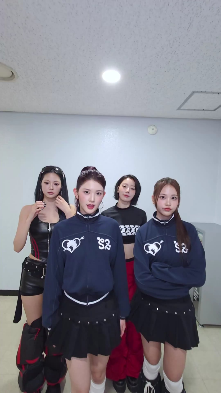 251027 تحديث LE SSERAFIM على TikTok مع مياواكي ساكورا وهونغ إيونتشاي - تناول الطعام مع Hearts2Hearts Carmen & A-Na 🔎🍝 (تحدي السباغيتي)