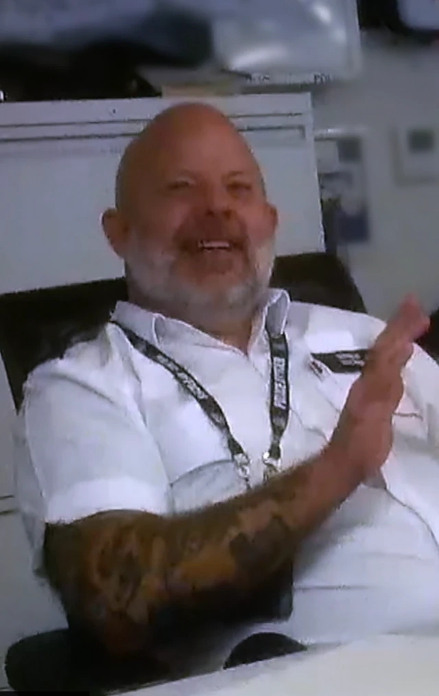 الرقيب ماكيلفيني يروي لزملائه تفاصيل علاقاته الجنسية