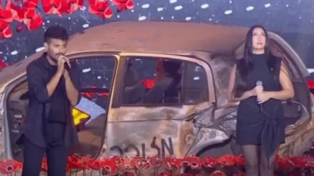 فعالية تذكارية ضخمة، مساء الثلاثاء، في تل أبيب بمناسبة مرور عامين على هجوم السابع من أكتوبر/تشرين الأول، كما عُرضت على المسرح سيارة محترقة تم انتشالها من يوم الهجوم، وهي مزينة بالزهور