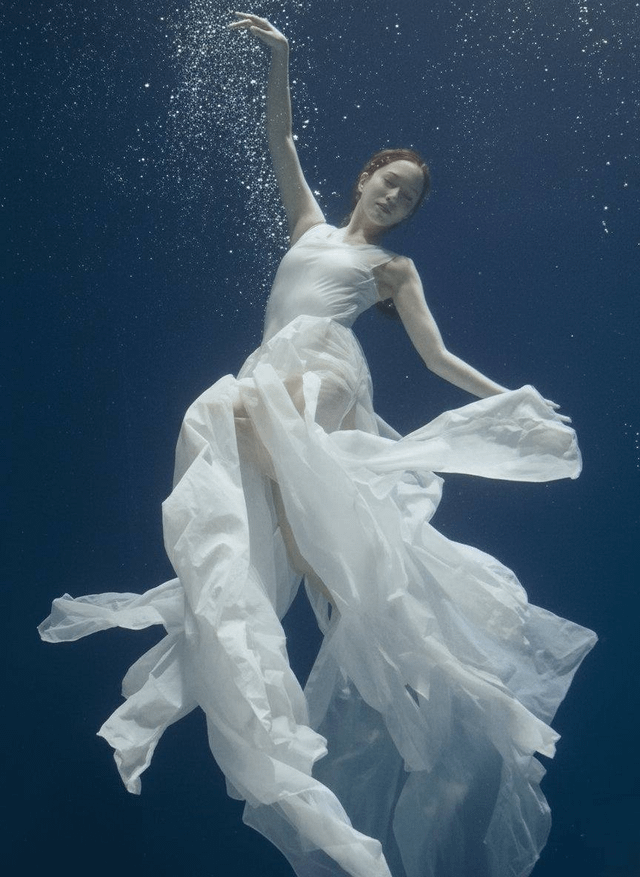 مينا وبراعمها تحت الماء