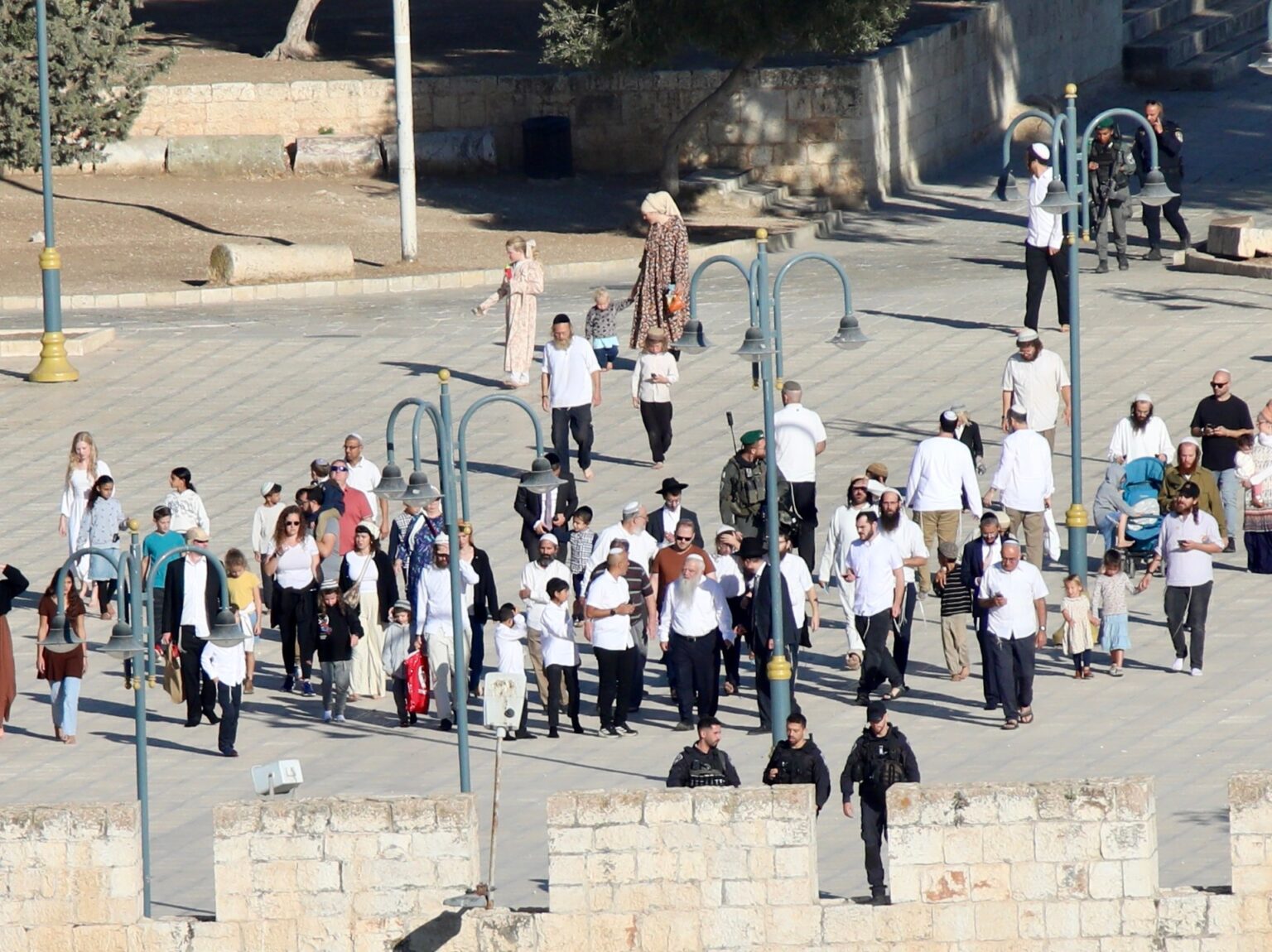 مشاهد صاخبة وخرق فاضح.. ماذا جرى في المسجد الأقصى اليوم؟ | سياسة