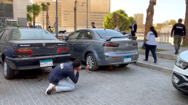 منذ أربع سنوات تترد سامية على حي بولاق أبو العلا بوسط القاهرة 
لتطعيم الكلاب ضد داء السعار أحد أقدم الأمراض وأكثرها فتكا

