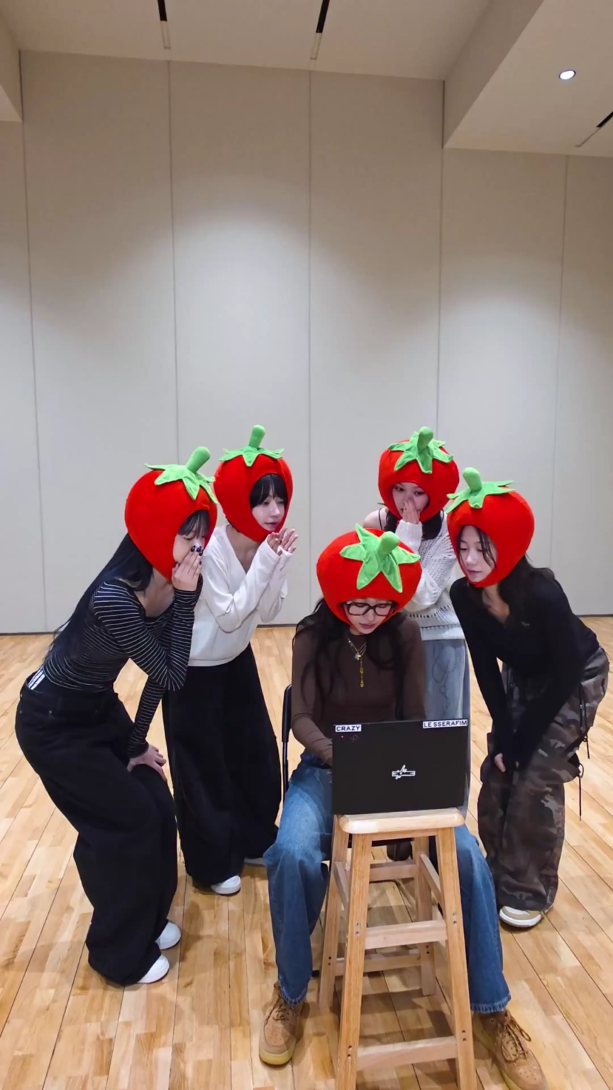 251027 تحديث LE SSERAFIM على TikTok - هل أنت متعب الآن؟ نعم يا سيدي