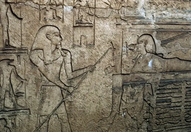 نقش بارز من مقبرة شاشانق الثالث في تانيس بمصر، خلال العصر الانتقالي الثالث، الأسرة الثانية والعشرين.