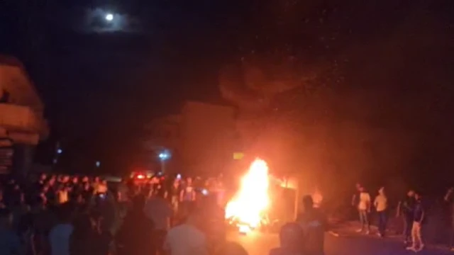 أهالي وادي النصارى يشعلون النار في غضب بعد مقتل شابين