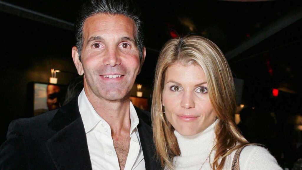 يتنقل بين 7 مدارس في بغداد.. "أبو الأيتام" يروي تجربته مع الطلاب (فيديو)