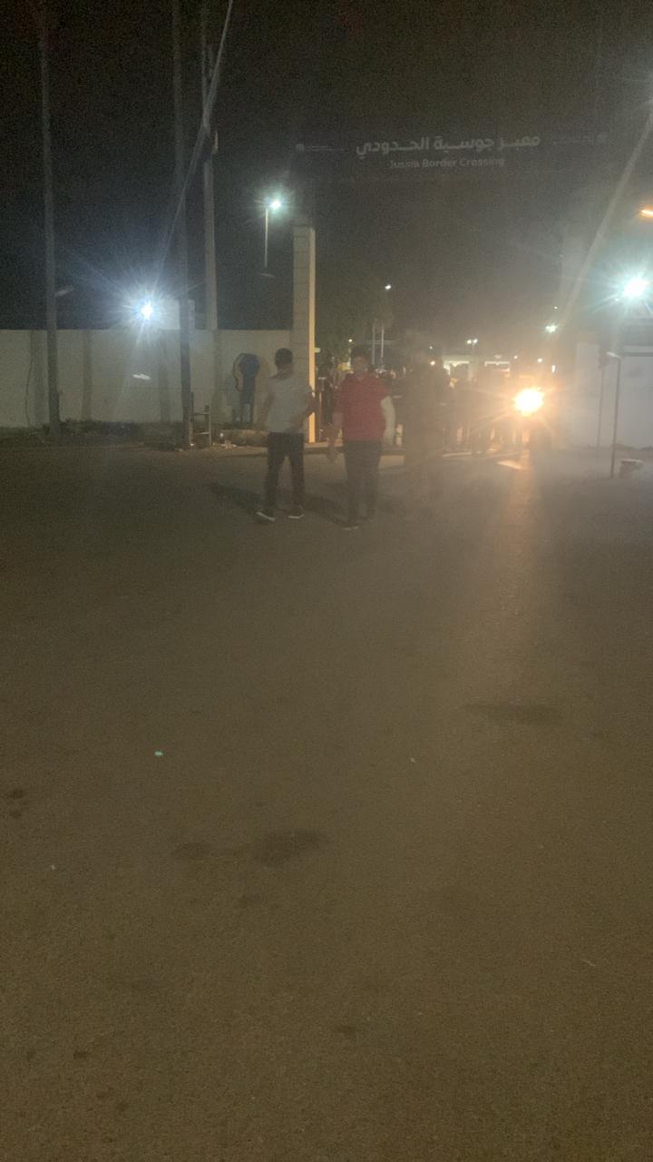 صورة للفتيين عند معبر جوسيه خلال استلامهما من قبل المخابرات اللبناني (متداول).