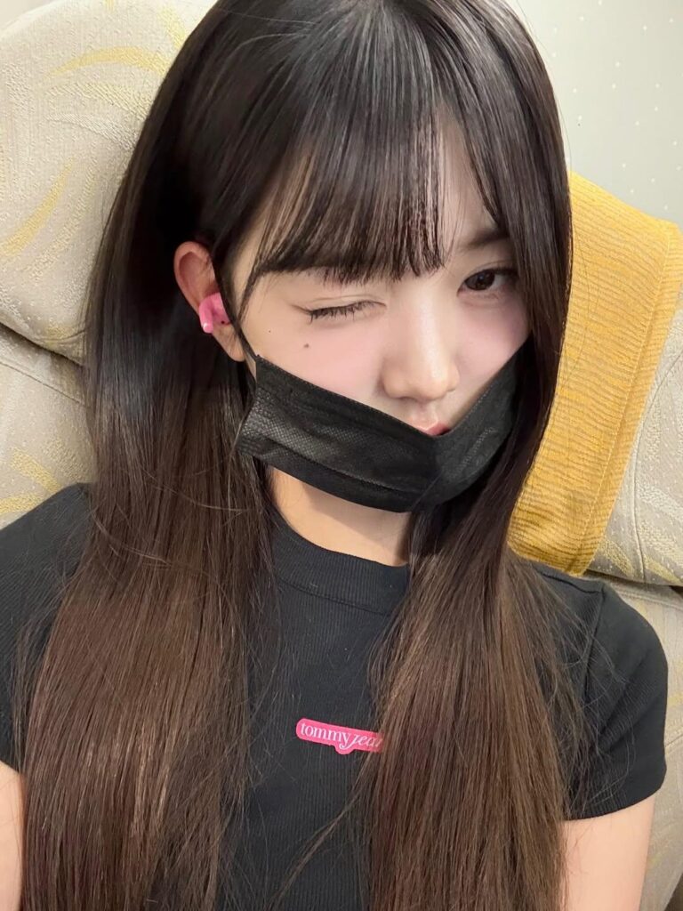 251010 قالت وونيونغ إنها متعبة للغاية، فهي تسافر باستمرار وتقوم بالتقاط الصور ولديها جداول مزدحمة للغاية منذ 5 أيام