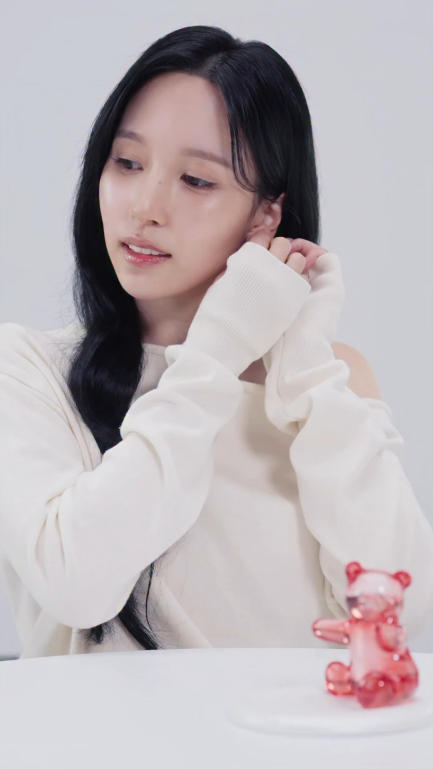 251028 تحديث إنستغرام SK-II - "شاهدوا مينا وهي تبعث الحياة في سحر بيتيكوما الاحتفالي 🐻 لا تتوفر حلية الحقيبة فحسب، بل يمكنك أيضًا إحضار السحر إلى المنزل من خلال صينية المجوهرات ذات الإصدار المحدود. [...]"