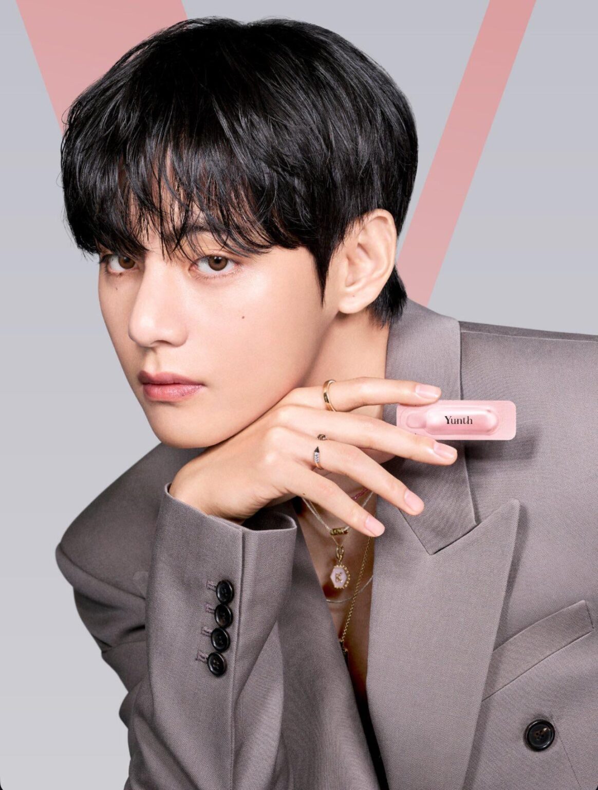 BTS V هو أحدث سفير للعلامة التجارية Yunth